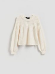 Sweter z kokardką z tyłu - złamana biel. Swetry damskie Reserved, l, bez wzorów, z dzianiny, bez kołnierzyka, bez ramiączek, bez kaptura. Za 139.99 zł.