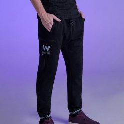 Spodnie joggery z kolekcji Whatever - Czarny. Spodnie materiałowe męskie marki Cropp. W wyprzedaży za 69.99 zł.