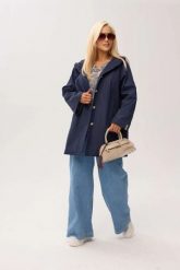 Granatowy przejściowy płaszcz damski Arlene o trapezowym kroju z kapturem PLUS SIZE XXL OVERSIZE WIOSNA. Niebieskie płaszcze damskie Moda Size Plus Iwanek, na jesień, l, bez wzorów, z jeansu, biznesowe, plus size, krótkie, z kapturem. Za 389.90 zł.