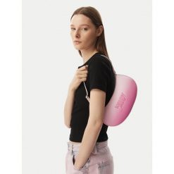 Torebka Tommy Jeans. Czerwone torebki do ręki damskie Tommy Jeans, bez wzorów, z jeansu, klasyczne, bez dodatków. Za 369.99 zł.