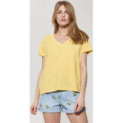 Gładka koszulka z dekoltem v - Żółty. Bluzki damskie marki Colour Pleasure. Za 24.99 zł.