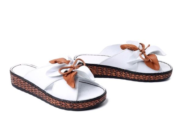 KOCH 030.127.0470 white-coconut, klapki damskie. Białe klapki damskie KOCH, bez wzorów, ze skóry, bez obcasa. Za 179.93 zł.