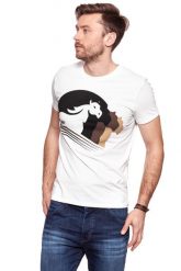 KOSZULKA WRANGLER WESTERN GRAPHIC TEE OFFWHITE W7B94FK02 112131566. Białe t-shirty męskie Wrangler, m, bez wzorów, bez kołnierzyka. W wyprzedaży za 39.99 zł.