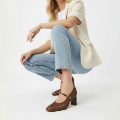 Czółenka damskie Hispanitas, z łączonych materiałów z ażurową cholewką o plecionym wykończeniu i paskiem, brązowe, RHV264609 Soho-V26. Brązowe czółenka damskie Hispanitas, w ażurowe wzory, z materiału, bez obcasa, na słupku, bez zapięcia. Za 589.00 zł.