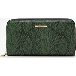 Portfel w wężowy wzór - Khaki. Portfele damskie marki House. Za 35.99 zł.