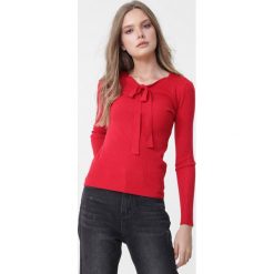 Czerwony Sweter Anahi. Czerwone swetry damskie Born2be, l, bez wzorów, prążkowane, bez kołnierzyka, bez ramiączek, długie, bez kaptura. Za 69.99 zł.