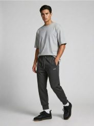 Spodnie sportowe jogger - czarny. Czarne spodnie sportowe męskie Sinsay, l, bez wzorów. Za 49.99 zł.