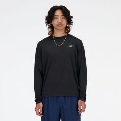 Koszulka męska New Balance MT41256BK – czarna. Czarne koszulki sportowe męskie New Balance, na lato, m, bez wzorów, z materiału, bez kołnierzyka, bez ramiączek, do biegania. Za 199.99 zł.