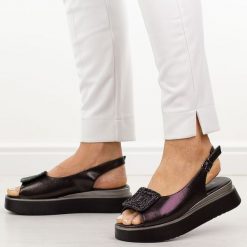 Czarne sandały damskie na platformie Potocki 12590. Czarne sandały damskie POTOCKI, z aplikacjami, z jeansu, bez obcasa, na platformie, bez zapięcia. Za 209.00 zł.