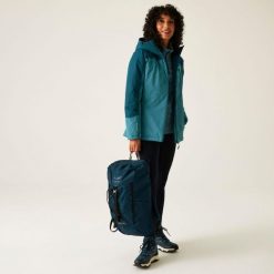 Kurtka damska przejściowa ocieplana przeciwdeszczowa Maldeine. Niebieskie kurtki damskie Regatta, bez wzorów, z puchu, bez kaptura. W wyprzedaży za 224.99 zł.