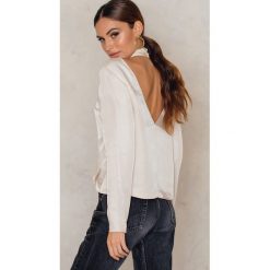 NA-KD Exclusive Bluzka ze stójką i wycięciem V z tyłu - White. Białe bluzki damskie marki NA-KD Exclusive, bez wzorów, z wiskozy, bez kołnierzyka, bez ramiączek. W wyprzedaży za 101.47 zł.