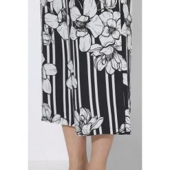 Damskie Spodnie palazzo paski z motywem kwiatów szeroka nogawka elastyczny pas. Czarne spodnie sportowe damskie Ulla Popken, plus size, bez wzorów, z materiału. Za 239.99 zł.