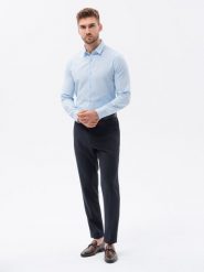 Bawełniana koszula męska z tkaniny w stylu Oxford SLIM FIT - błękitna V8. Niebieskie koszule męskie Ombre Clothing, m, bez wzorów, z bawełny, bez kołnierzyka, bez ramiączek. W wyprzedaży za 39.99 zł.