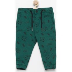 Spodnie jogger z nadrukiem - Zielony. Spodnie materiałowe dla chłopców Reserved, z nadrukiem. W wyprzedaży za 29.99 zł.