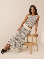 Klapki z szerokim paskiem z imitacji skóry - czarny. Czarne klapki damskie Sinsay, bez wzorów, ze skóry, bez obcasa. Za 39.99 zł.