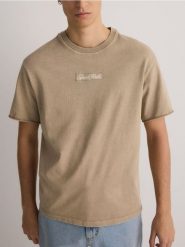 T-shirt boxy z efektem sprania - musztardowy. T-shirty męskie Reserved, l, bez wzorów, z bawełny, bez kołnierzyka. W wyprzedaży za 59.99 zł.
