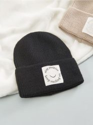 Czapka - czarny. Czarne czapki i kapelusze damskie Sinsay, z aplikacjami, z materiału. Za 19.99 zł.