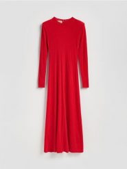 Wełniana sukienka - czerwony. Czerwone sukienki damskie Reserved, l, bez wzorów, z dzianiny, bez kołnierzyka, bez ramiączek, maxi, rozkloszowane. Za 299.99 zł.