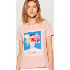 Koszulka z artystyczną aplikacją - Różowy. T-shirty damskie marki Mohito. Za 59.99 zł.