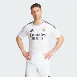 Koszulka Real Madrid 24/25 Home Authentic. Białe koszulki sportowe męskie Adidas, xs, bez wzorów, z materiału, bez kołnierzyka, bez ramiączek, do piłki nożnej. Za 612.05 zł.