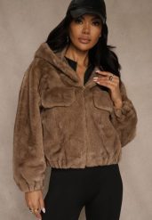 Jasnobrązowa Kurtka Futerko o Kroju Bomberki z Kapturem i Imitacją Kieszeni Awedana. Brązowe kurtki damskie Renee, l, bez wzorów, z futra, z kapturem. Za 249.99 zł.