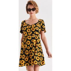 Letnia sukienka w kwiaty - Żółty. Sukienki damskie Cropp. W wyprzedaży za 39.99 zł.
