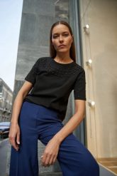 Bluzka z koralikami czarna. Czarne bluzki damskie MOODO, l, bez wzorów, z bawełny, bez kołnierzyka. Za 69.99 zł.