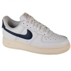 Buty do chodzenia damskie Nike Air Force 1 07 Easyon. Białe obuwie sportowe damskie Nike, bez wzorów, z gumy, trekkingowe, Nike Air Force. Za 725.00 zł.