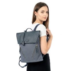 Plecak damski Rieker, połączenia materiału i skóry ekologicznej o nowoczesnej formie z klapą regulowanymi szelkami i praktycznymi kieszeniami zapinan. Niebieskie plecaki damskie Rieker, bez wzorów, ze skóry ekologicznej, eleganckie. Za 259.00 zł.