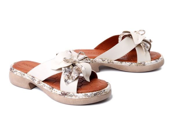 BOCCATO 0158-223.T25 beige, klapki damskie. Brązowe klapki damskie Boccato, bez wzorów, ze skóry, bez obcasa, na obcasie. Za 178.43 zł.