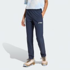 Spodnie Multi Essentials Stretch. Niebieskie spodnie sportowe damskie Adidas, bez wzorów, z materiału, trekkingowe. Za 259.00 zł.