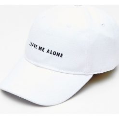 Czapka z wyszytym napisem - Biały. Czapki i kapelusze damskie Cropp. Za 34.99 zł.