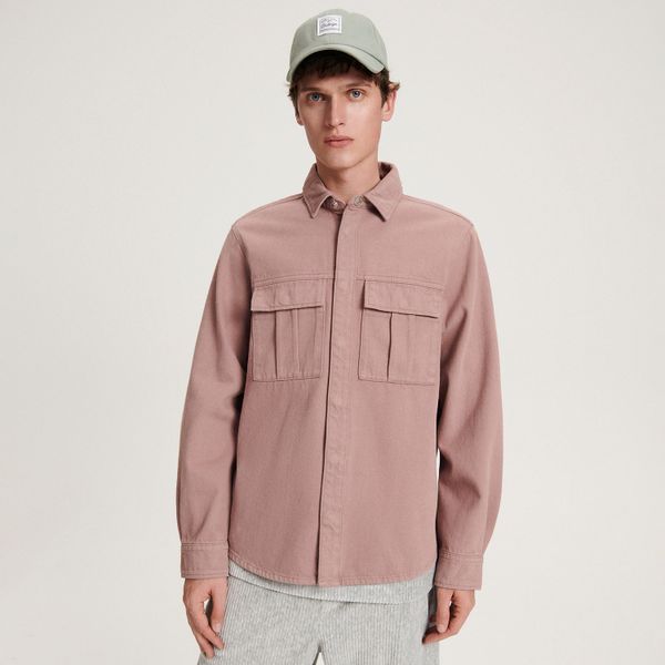 Denimowa koszula regular fit - różowy. Czerwone koszule męskie Reserved, l, bez wzorów, z denimu, bez kołnierzyka, bez ramiączek. W wyprzedaży za 49.99 zł.