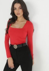 Czerwona Bluzka Alexusi. Czerwone bluzki damskie Born2be, l, bez wzorów, z dzianiny, eleganckie, bez kołnierzyka, bez ramiączek. Za 69.99 zł.