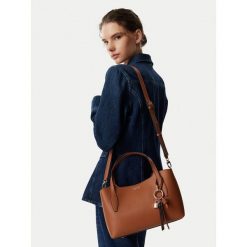 Torebka Guess. Brązowe torebki do ręki damskie Guess, z aplikacjami, klasyczne, bez dodatków. Za 584.99 zł.