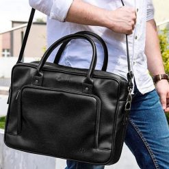Torba męska na laptopa SOLIER S19 czarna. Czarne torby na laptopa męskie Solier, bez wzorów, ze skóry ekologicznej. Za 187.99 zł.