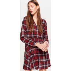 Sukienka z podkreśloną talią - Bordowy. Sukienki damskie marki Cropp. W wyprzedaży za 49.99 zł.