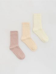 Skarpetki z wiskozą 3 pack - złamana biel. Skarpety damskie Reserved, bez wzorów, z wiskozy. Za 39.99 zł.