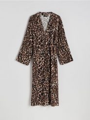 Szlafrok w zwierzęcy wzór - brązowy. Brązowe szlafroki damskie Reserved, l, bez wzorów, z wiskozy, bez ramiączek, bez kaptura. W wyprzedaży za 99.99 zł.