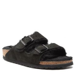 Klapki Birkenstock. Czarne klapki damskie Birkenstock, bez wzorów, bez obcasa. Za 550.99 zł.