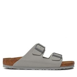 Klapki Birkenstock. Czarne klapki damskie Birkenstock, bez wzorów, bez obcasa. Za 359.99 zł.