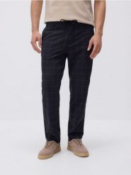 Spodnie carrot slim w kratę - czarny. Czarne spodnie materiałowe męskie Reserved, l, bez wzorów, z tkaniny. Za 119.99 zł.