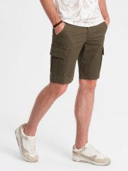 Jednokolorowe szorty męskie z kieszeniami cargo – ciemnooliwkowe V2 OM-SRCG-0133 - XXL. Zielone szorty męskie Ombre Clothing, na lato, l, z aplikacjami, z bawełny, wakacyjne. W wyprzedaży za 69.99 zł.