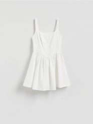 Rozkloszowana sukienka mini - biały. Białe sukienki damskie Reserved, l, bez wzorów, z dzianiny, bez kołnierzyka, bez ramiączek, mini, rozkloszowane. Za 99.99 zł.