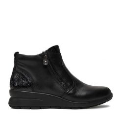 Botki Rieker. Czarne botki damskie Rieker, bez obcasa, na koturnie, bez zapięcia. Za 349.99 zł.