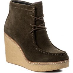 Botki TOMMY HILFIGER - Brandy 2B FW0FW01790 Musk 203. Zielone botki damskie Tommy Hilfiger, ze skóry, bez obcasa, na koturnie. W wyprzedaży za 359.00 zł.