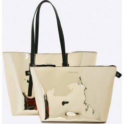 Calvin Klein Jeans - Torebka Zone Medium Shopper Metalic. Torby na ramię damskie marki Calvin Klein Jeans. W wyprzedaży za 479.90 zł.
