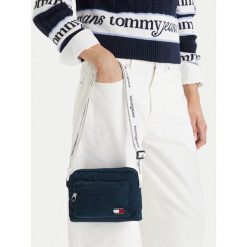 Torebka Tommy Jeans. Torebki do ręki damskie Tommy Jeans, bez wzorów, z jeansu, klasyczne, bez dodatków. Za 289.99 zł.