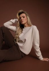 Beżowy Casualowy Sweter z Wełną i Wiskozą Lussare. Brązowe swetry damskie Renee, bez wzorów, z wełny, casualowe, bez kołnierzyka, bez ramiączek, bez kaptura. Za 109.99 zł.