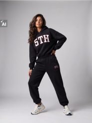 Dresowe spodnie jogger z haftowanym napisem 5th Avenue - czarny. Czarne spodnie dresowe damskie Sinsay, l, bez wzorów, z dresówki. Za 39.99 zł.